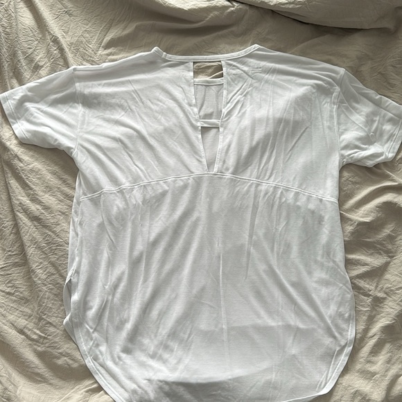 Under Armour Tee - Picture 2 of 3